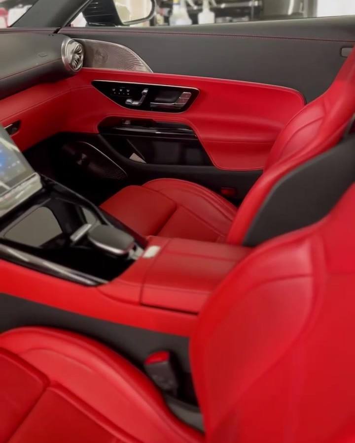 Mercedes-Benz EQS: piel roja limpia, nutrida y sin brillo artificial