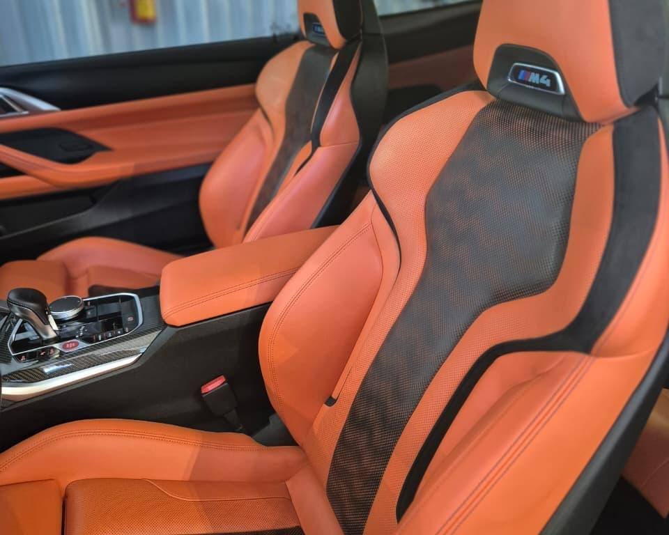 Interior de piel de un BMW M4 detallado en Detailing Factory, CDMX