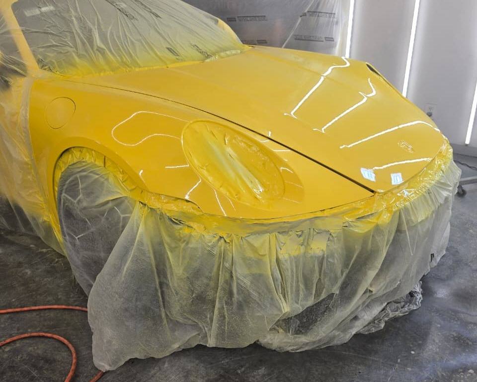 Porsche amarillo enmascarado recién pintado en Detailing Factory, CDMX