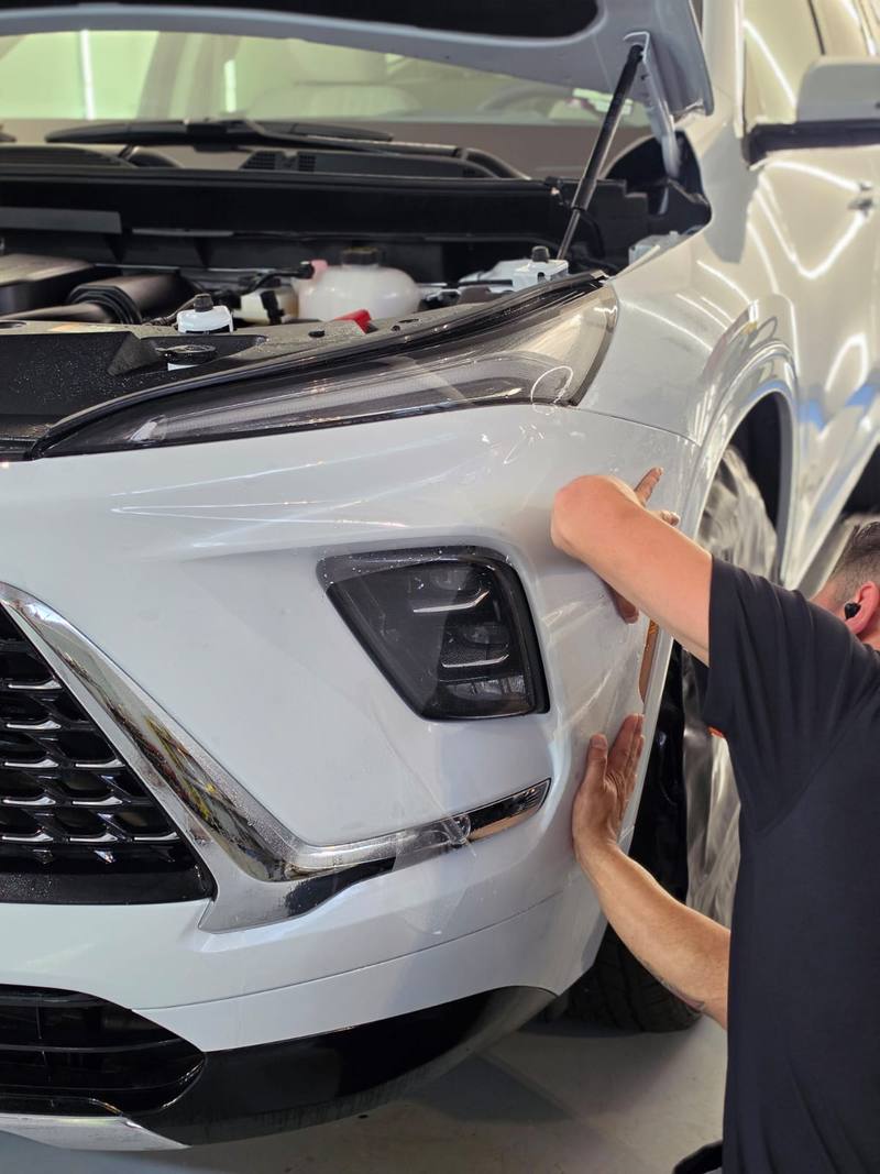 SUV blanca: la película se asienta a mano alrededor del faro de niebla