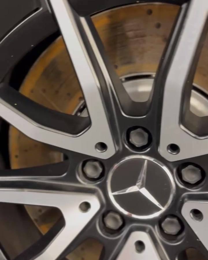 Mercedes-AMG: cara del rin limpia hasta el centro