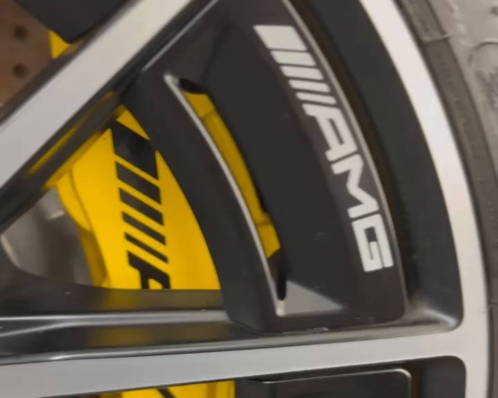 Rin y caliper amarillo de un Mercedes-AMG en Detailing Factory, CDMX