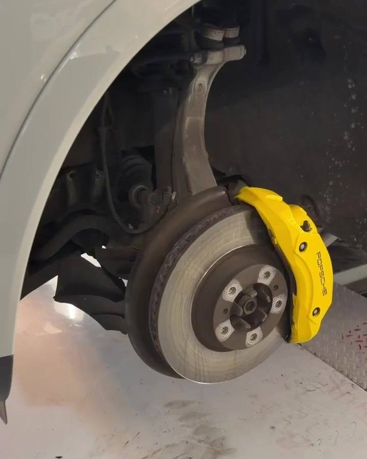 Caliper amarillo con la rueda desmontada